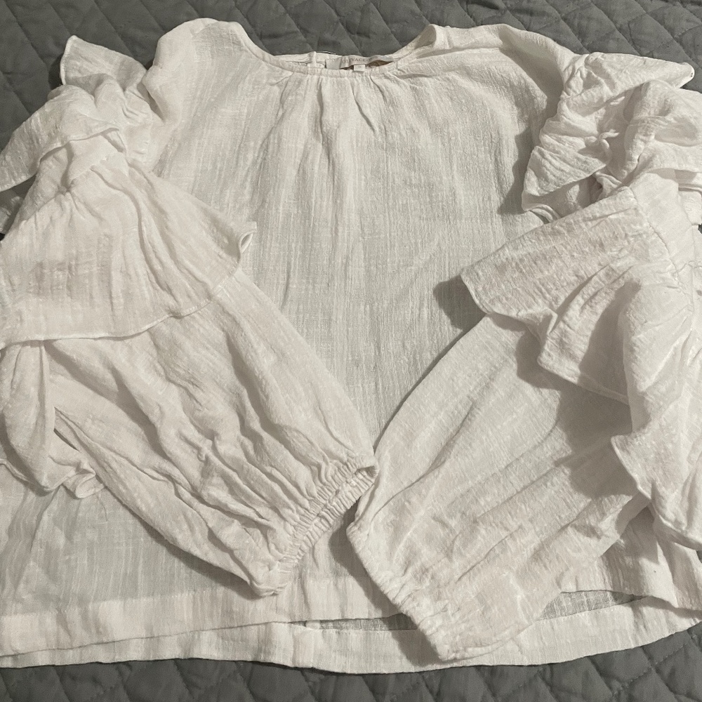 Olivacious flowy sleeve shirt size small